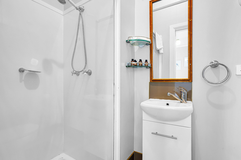 Bathroom 4, Bischoff Hotel, Waratah/Wynyard - Pt B