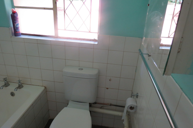 Bathroom 4, Mambo Backpakers, Hwange