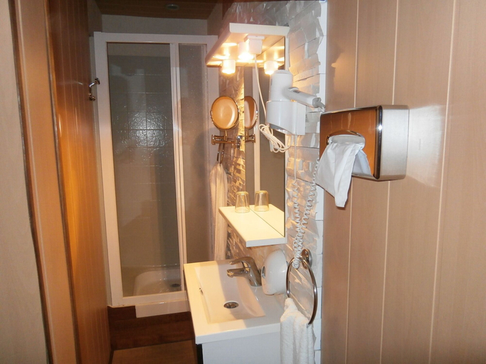 Bathroom 3, Hôtel Beauséjour, Seine-Maritime