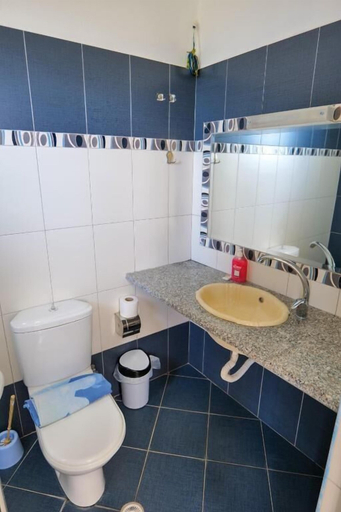 Bathroom 4, Hotel Chris, Sarandës