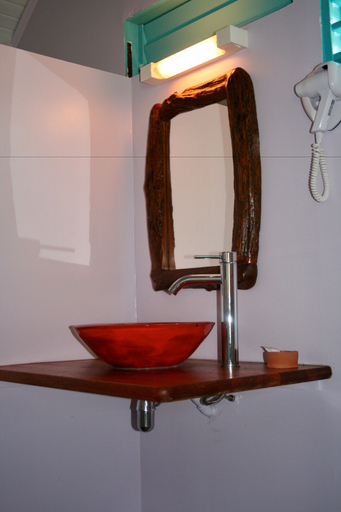 Bathroom 4, L'Anse Bleue, Le Diamant