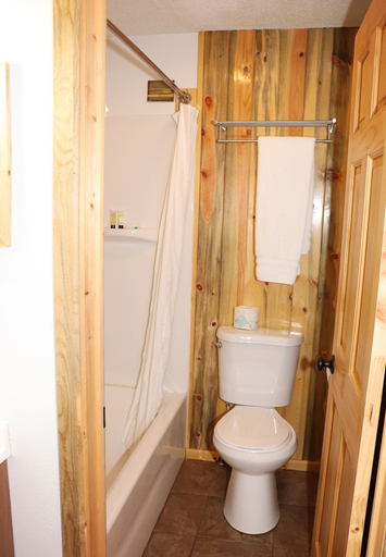 Bathroom 5, Yellowstone Valley Inn, Park