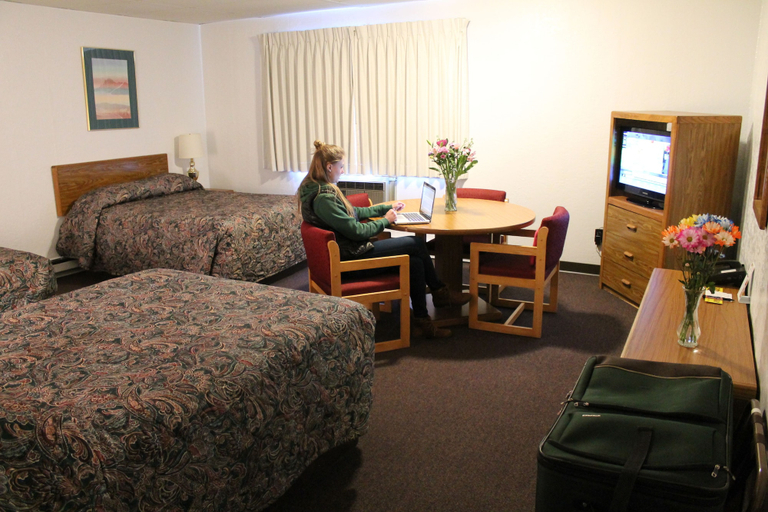 Bedroom 5, Budget Host Crestview Inn, Chippewa