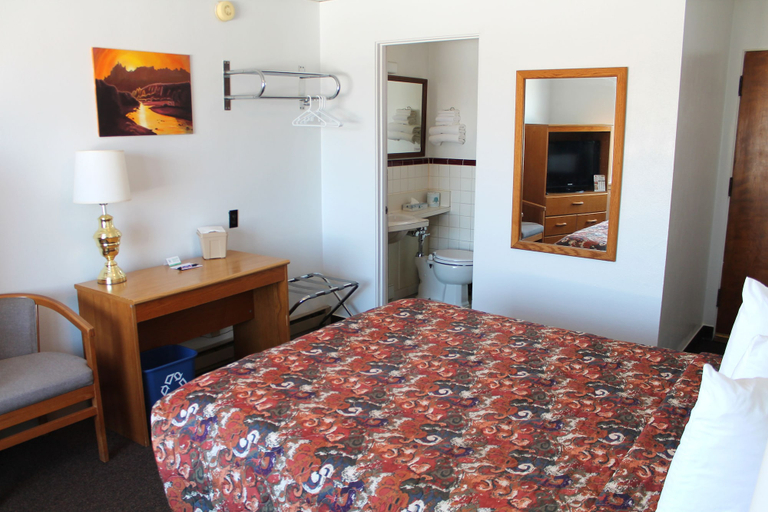 Bedroom 2, Budget Host Crestview Inn, Chippewa