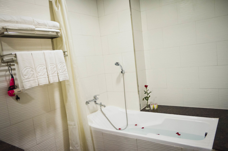 Bathroom 4, San San Hotel, Da Nang