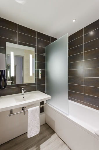 Bathroom 4, ibis Styles Vierzon, Cher