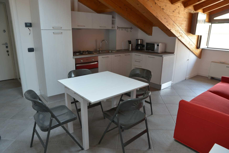 Others 5, Cece' Dependance, Lecco
