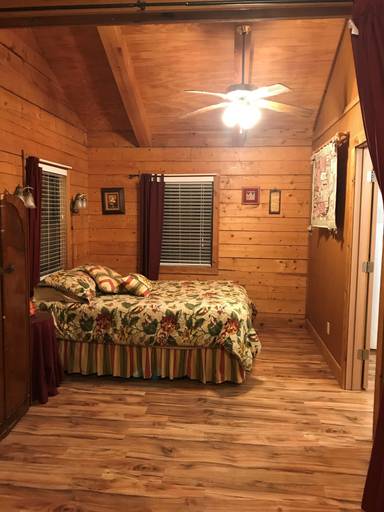 Bedroom 2, A Peace of Heaven Cabins, Bandera
