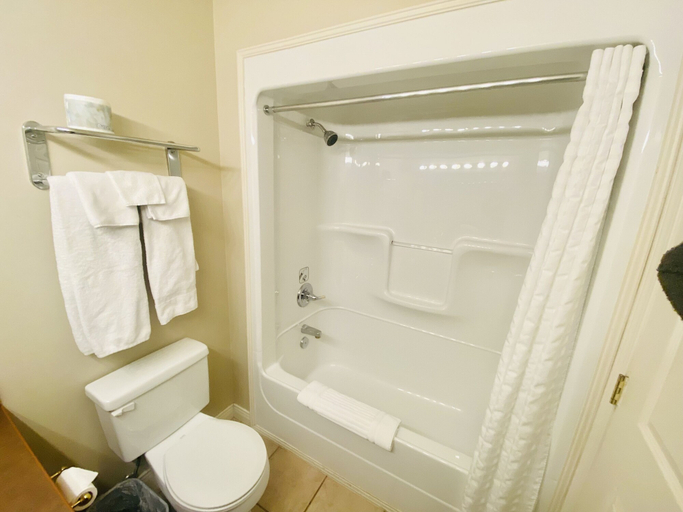 Bathroom 3, Super 8 by Wyndham Castlegar BC, Central Kootenay