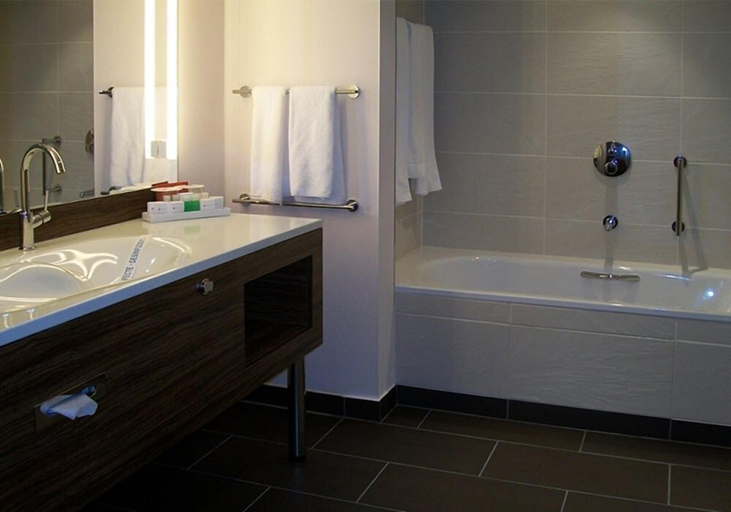 Bathroom, Ramada by Wyndham Pitesti, Pitesti