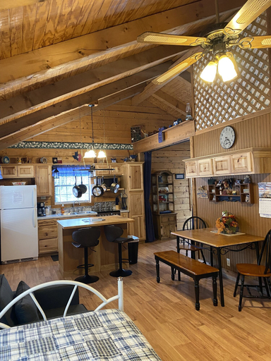 Food & Drinks 5, A Peace of Heaven Cabins, Bandera