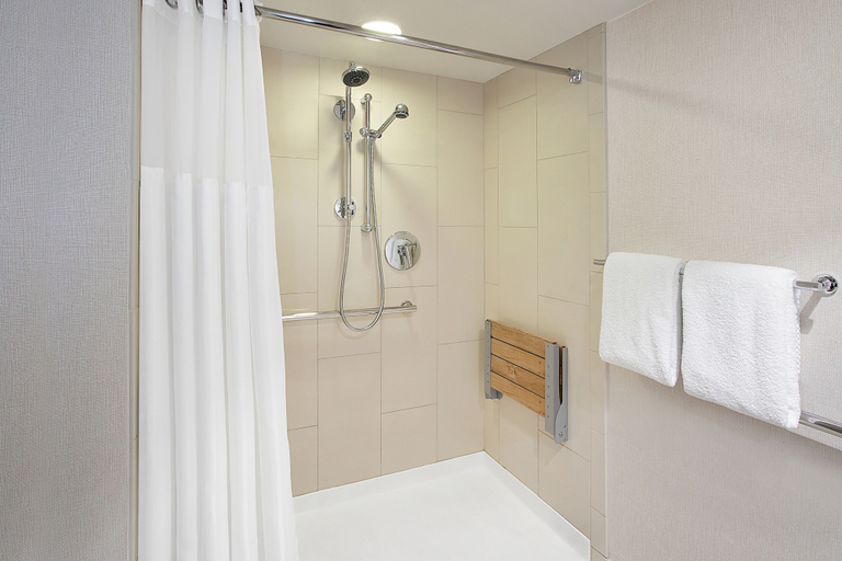 Bathroom 5, DoubleTree by Hilton Hotel Newark Airport, Newark