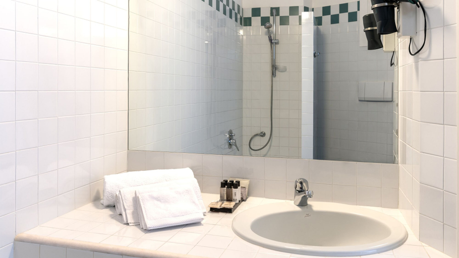 Bathroom 5, Victoria Palace Hotel, Rimini