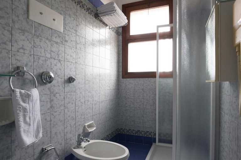 Bathroom 5, Hotel Monaco & Quisisana, Venezia