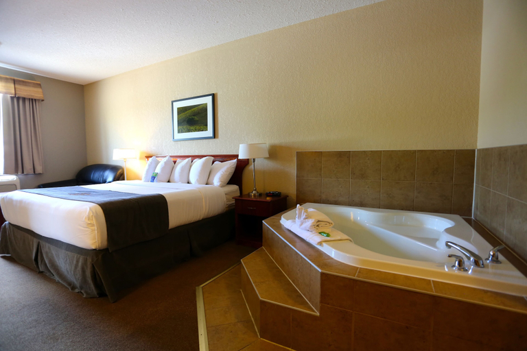 Bedroom 2, Lakeview Inns & Suites - Fort Nelson, Northern Rockies