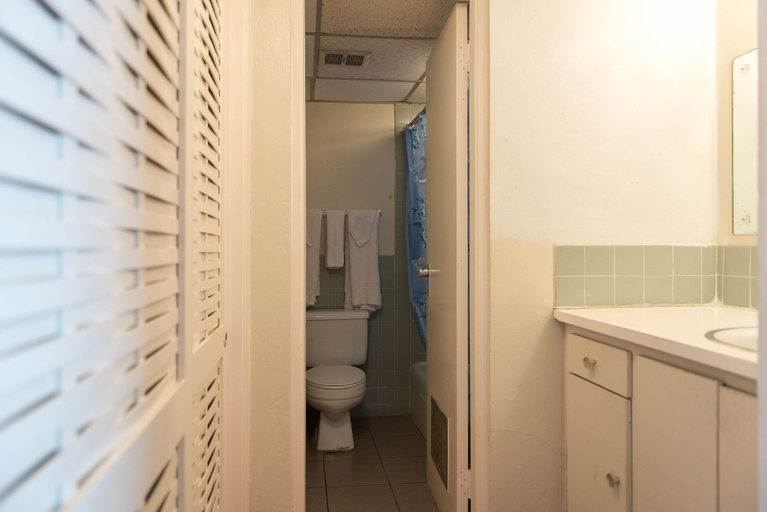 Bathroom, Horizon Beach Studio