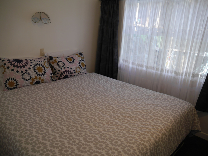 Bedroom 3, Raglan Palm Beach Motel, Waikato