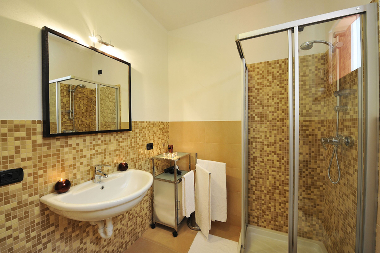 Bathroom, Bellano Perla Apt. 8, Lecco