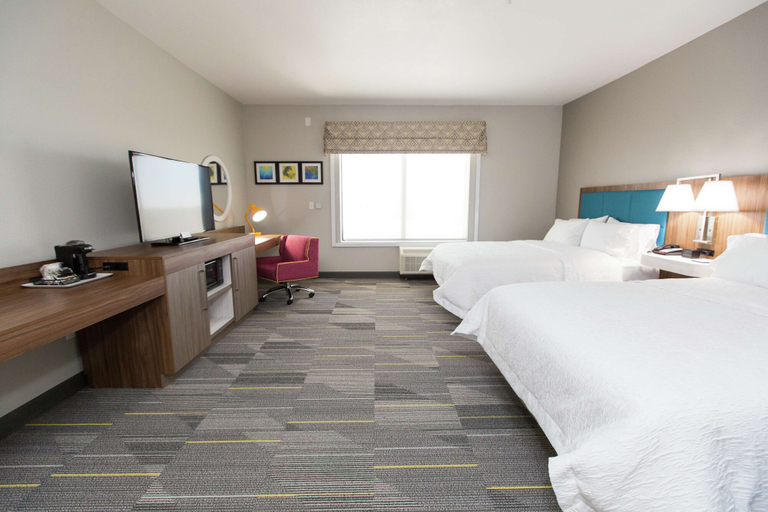 Bedroom 3, Hampton Inn Mustang, Canadian
