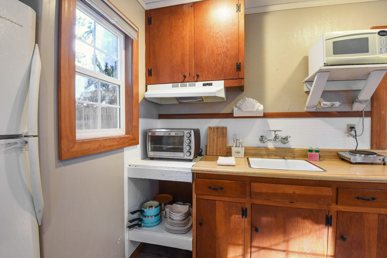 Others 4, 8689 Rainbow Studio, Placer