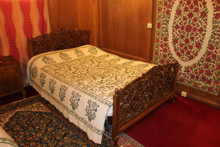 Bedroom 4, Akbar Group Of Heritage Houseboats, Srinagar