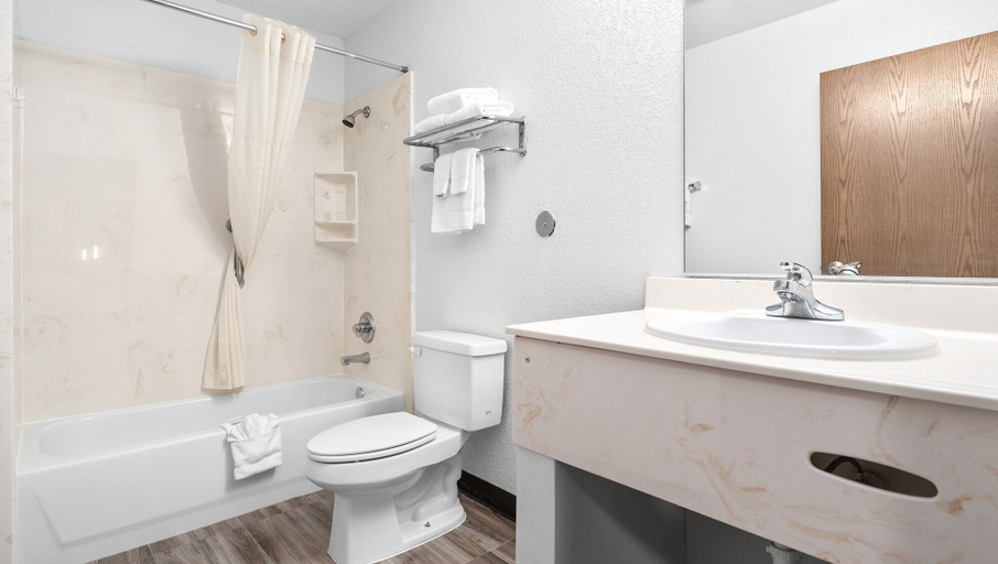 Bathroom 4, Atria Hotel and RV McGregor, McLennan