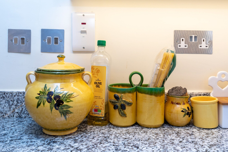 Food & Drinks, Modern and Bright 3 Bedroom House in Paddington, London