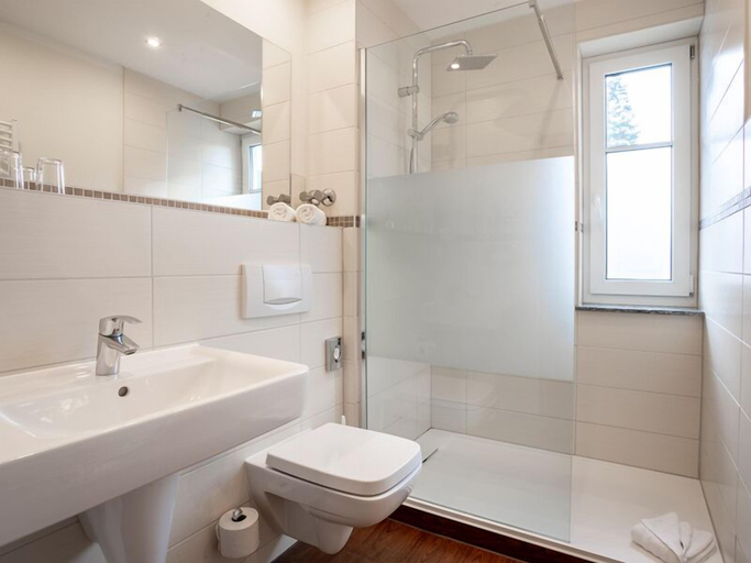 Bathroom 5, Ostseehotel Villen Im Park – ein Rovell Hotel, Vorpommern-Greifswald