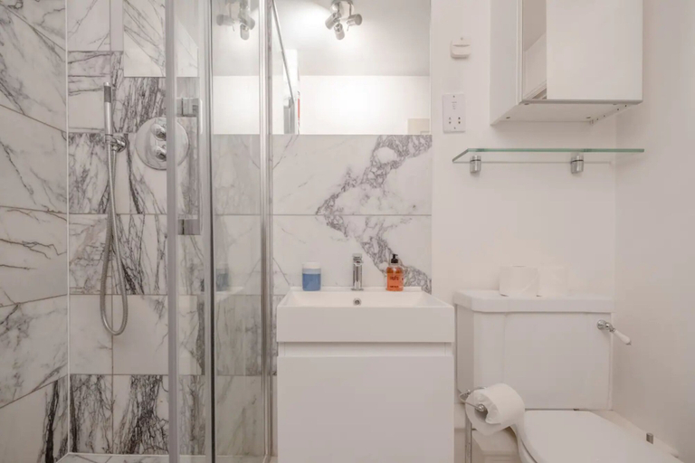 Bathroom 3, Bright 1 Bedroom Flat in Kensington Olympia, London