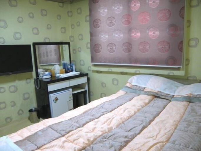 Bedroom 3, New Busan Jang Motel, Jung