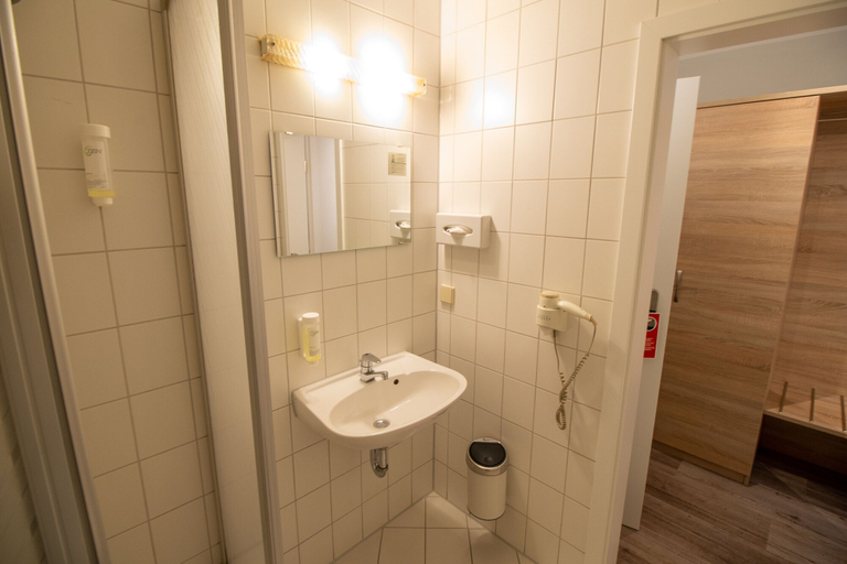 Bathroom 4, Hotel Fallersleber Spieker, Wolfsburg