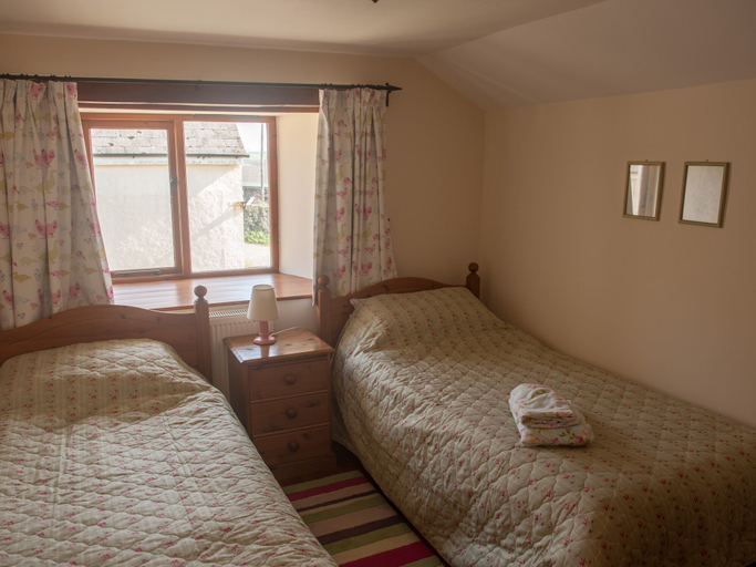Bedroom 2, Frankaborough Farm Holiday Cottages, Devon