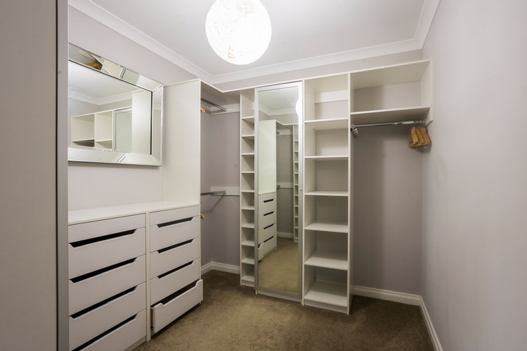 Others 5, Spacious 4 Bedroom Family Home With Patio and BBQ, Bayswater