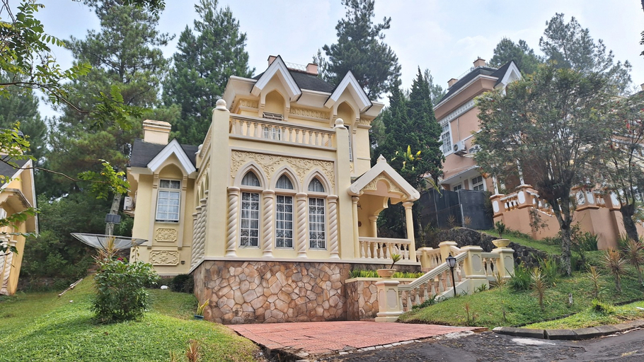 Villa Puncak 3 Kamar Elegant DD3 by akuVilla - Tap to explore photos
