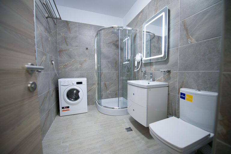 Bathroom 3, Mamaia Alezzi, Navodari