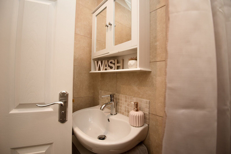 Bathroom, Cosy Cottage in Lytham St Annes - Close to Beach, Lancashire