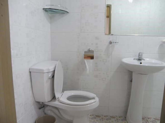 Bathroom, New Busan Jang Motel, Jung