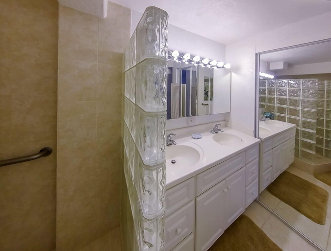 Bathroom 4, Hawaiian Monarch by Hawaii Ocean Club, Honolulu