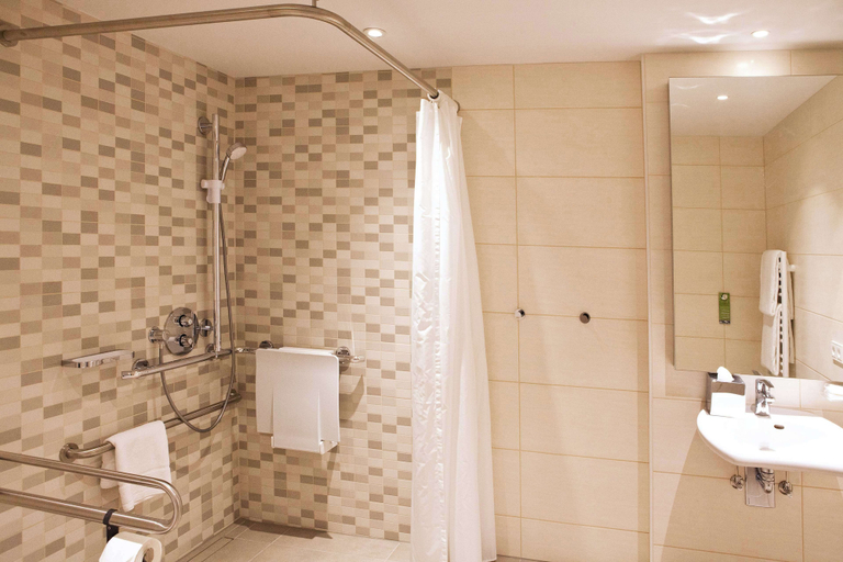 Bathroom 4, Hampton by Hilton Berlin City East Side Gallery, Berlin