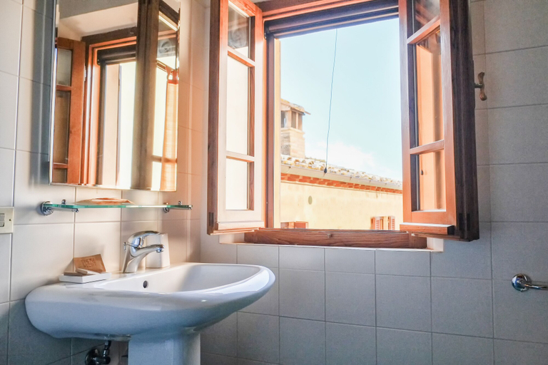 Bathroom 4, Borgo Poneta, Florence
