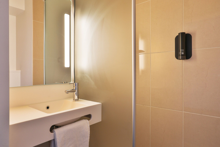 Bathroom 4, B&B HOTEL La Roche-sur-Yon, Vendée