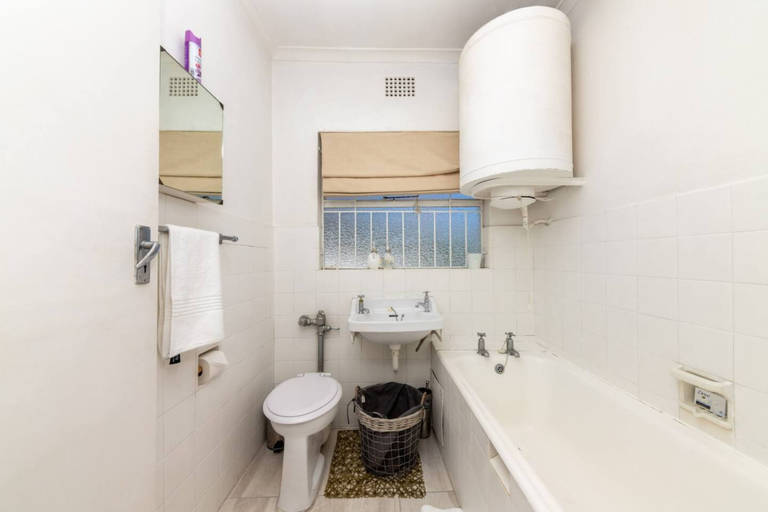 Bathroom 3, Bright and Homey 1 Bedroom in Gardens, City of Cape Town
