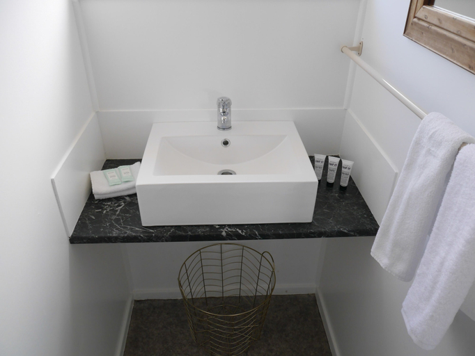 Bathroom, Raglan Palm Beach Motel, Waikato