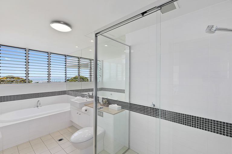 Bathroom 5, Akama Resort, Hervey Bay - Pt A