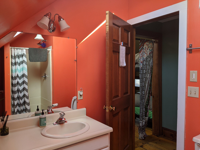 Bathroom 3, Hostel Tevere, Washington