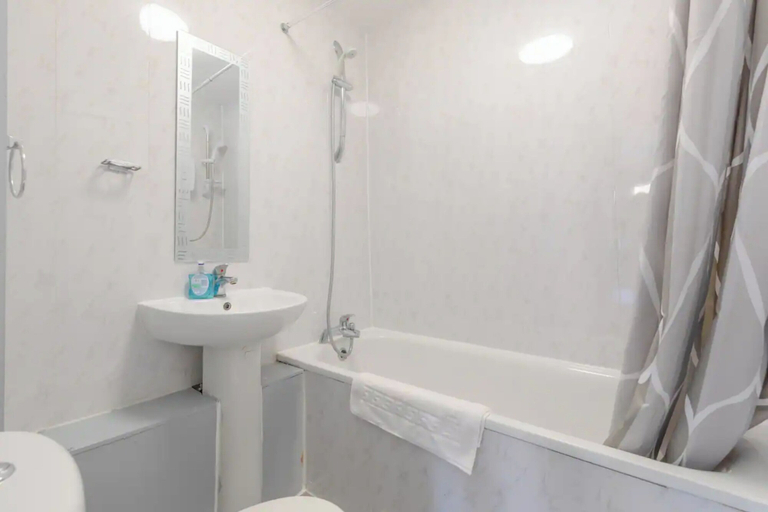 Bathroom 2, Lovely 4 Bed House w Garden, 1 Stop to Waterloo, London
