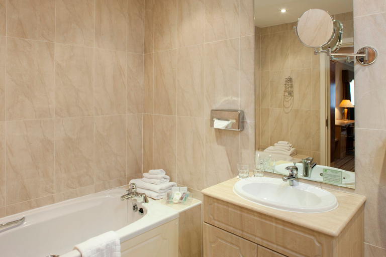 Bathroom, Holiday Inn BARNSLEY M1, JCT.37 by IHG, Barnsley