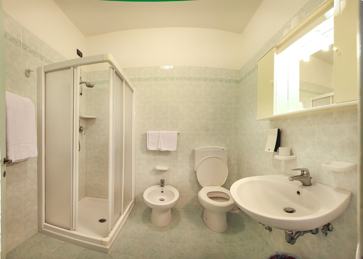 Bathroom 4, Hotel Derby, Venezia