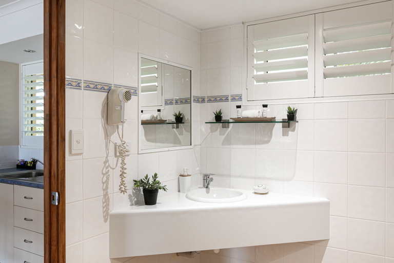 Bathroom 4, Sunlit Waters Studio Apartments, Whitsunday