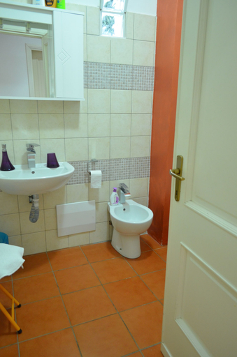 Bathroom 4, Solerosa, Latina